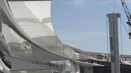 Gartner montiert die letzten Fassadenteile an der neuen Apple-Zentrale in Kalifornien.  	