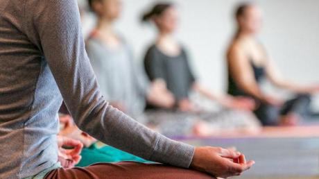 Ab sofort liegt das neue Programmheft der Volkshochschule Gundelfingen aus. Unter anderem werden Yoga-Kurse angeboten. 
