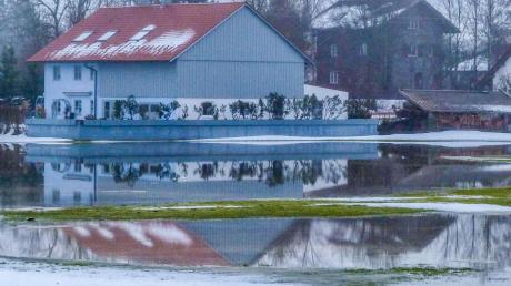 Zum Schutz vor Hochwasser (das Foto stammt von Anfang Februar aus Ruderatshofen im Ostallgäu) will die Staatsregierung im Landkreis Dillingen mehrere Flutpolder bauen. Dagegen regt sich massiver Widerstand, etwa in Gremheim.  	