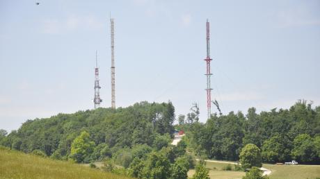 Bei Lutzingen wird ein Antennenträger aufgestellt. Im Bild Sendemasten bei Harburg. 