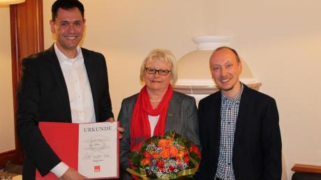Jürgen Hartshauser und Benjamin Geiger (rechts) ehrten Vera Schweizer, die seit 50 Jahren Mitglied der SPD ist. 	