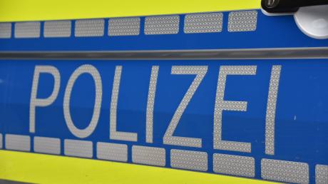 Die Polizeiinspektion Donauwörth verfügt jetzt über die ersten blau-silbernen Streifenwagen. Die haben auch auffällige neongelbe Aufkleber. Bei den Fahrzeugen wird der Wechsel von grün auf blau noch ein paar Jahre dauern.