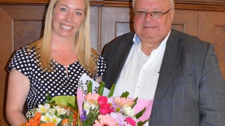 Miriam Gruß wurde am Sonntag mit 57,8 Prozent der Stimmen zur neuen Bürgermeisterin von Gundelfingen gewählt. Der bisherige Bürgermeister Franz Kukla gratulierte ihr mit Blumen.