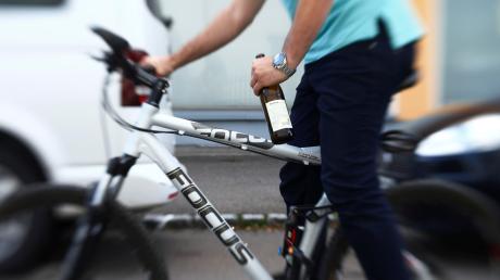 Ein Radfahrer, der reichlich Alkohol intus hatte, musste nach einem Sturz ins Krankenhaus gebracht werden. 