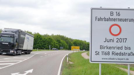 Vier Wochen lang wird die B16 zwischen der Einfahrt Birkenried und dem Erdbeersee bei Günzburg gesperrt sein. Los geht die Sperrung am 6. Juni. Für die Anlieger ist das teils ein großes Problem. 	