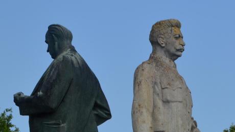Seit vielen Jahren sind die Denkmäler von sozialistischen Größen am Ortseingang von Peterswörth ein Blickfang. Nun werden Josef Stalin und Co. am Samstag auf dem Gelände von Josef Kurz Natursteine versteigert. 