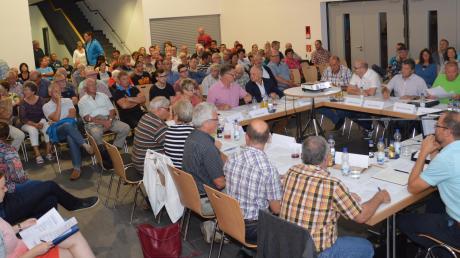 Die Gemeinderatssitzung in Syrgenstein fand am Dienstagabend ausnahmsweise in der Bachtalhalle statt.  	