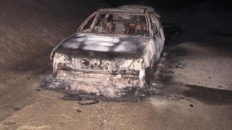 Während ein 23-Jähriger in der Nacht auf Samstag trotz des nasskalten Wetters ein nächtliches Bad nahm, brannte sein Auto aus.