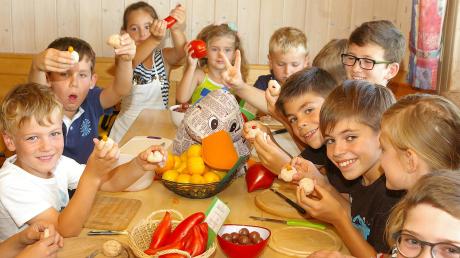 Inmitten der Tomatenkinder fühlte sich Zeitungsente Paula bei ihrem Besuch im Sportheim von Finningen ausgesprochen wohl. Bestand doch dort auch die Möglichkeit, etwas von den Tomatenköstlichkeiten zu ergattern. 