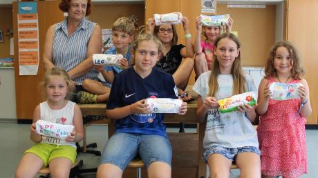 Beim Ferienprogramm in Gundelfingen haben die Kinder eigene, kreative Mäppchen gebastelt. 