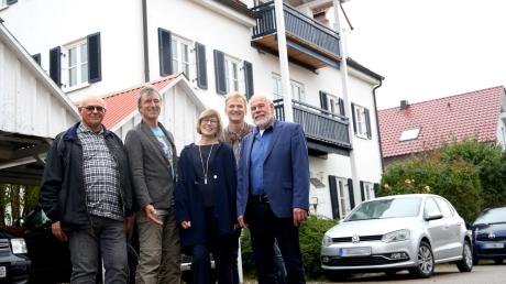 Stehen hinter dem Projekt (von links): Heimleiter Rudolf Meier, Betreiber Karl-Heinz Kreutzer und die ehemaligen Besitzer Renate Ringeisen, Ulrich Schuster und Johann Ringeisen.  	