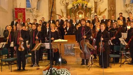 Michael Finck (links), das Augsburger Orchester „La Banda“ mit den beiden Chören „Camerata vocale“ aus Günzburg und Chorios aus Gundelfingen gestalteten eine erhebende Aufführung der h-Moll-Messe von J. S. Bach in der Gundelfinger St. Martinskirche. 
