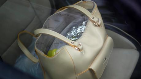 Aus einer Handtasche in einem Auto hat ein Dieb den Gelbeutel gestohlen.