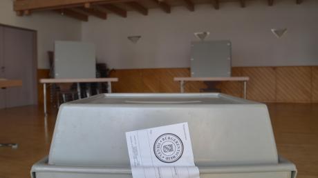 Die Bürgerinitiative hat den Bürgerentscheid in Syrgenstein, hier das Wahllokal im Bürgerhaus Landshausen, für sich entschieden.