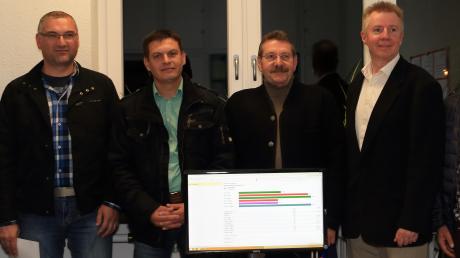 Nach der Wahl zusammen beim Foto: Bürgermeister Bernd Steiner (3. von rechts) und die Vertreter der Bürgerinitiative (von links) Armin Engelmaier, Rainer Horsch, Daniel Neisser, Hans-Jürgen Wickmair und Ewald Jenewein.  	