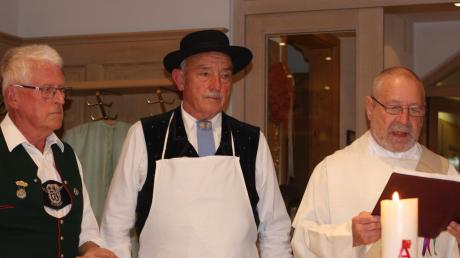 Diakon Schirm (rechts) hielt beim Trachtler-Treffen einen Gottesdienst, unterstützt von Gastgeber Manfred Lohner (links) und Bezirksleiter Albert Kapfer. 