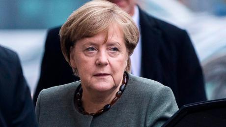 Bundeskanzlerin Angela Merkel auf dem Weg in die Sondierungsgespräche: Nur wenn die Sondierungsgespräche erfolgreich abgeschlossen werden, kann sie Kanzlerin bleiben. 
