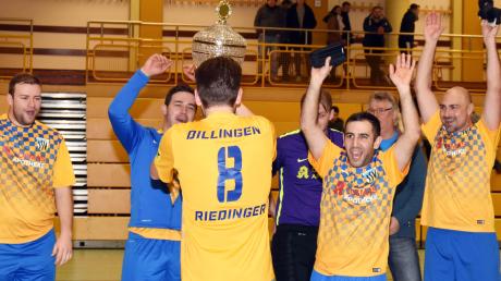 Jubel-Dillinger in der Kreissporthalle: Die SSV-Kicker schlugen vor Jahresfrist – nach 19-jähriger Durststrecke – im Gundelfinger Endspiel den SV Roggden 4:0, holten sich den Raiffeisen-Pokal und gehen als Titelverteidiger in die 36. Hallen-Kreismeisterschaft. 