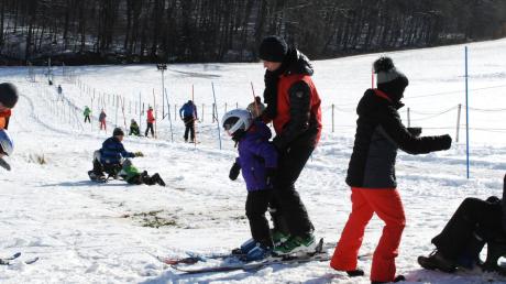 Die Schneefälle am Samstagabend haben Wintersportfreunden gestern viel Vergnügen bereitet. Sie konnten auch in Oberliezheim rodeln und Ski fahren. 