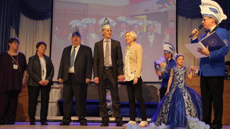 Fünf der einst elf Gründungsmitglieder konnte Präsident Carsten Heß (rechts) zum Jubiläum auf der Bühne begrüßen. Auf dem Foto von links: Erika Hitzler, Inge und Günther Nusser, German und Ute Greiner. 	