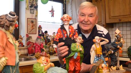 Die Clowns sind seine Leidenschaft: Hermann Waldenmayr aus Holzheim hat zur Faschingszeit in seinem Haus über 300 der Figuren aufgestellt. 	