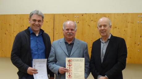 Der Vorsitzende Heinz Bunk (Mitte) wurde zum Ehrenmitglied ernannt. Johannes Wagner (links) erhielt eine Urkunde für 25 Jahre Mitgliedschaft. Es gratuliert Quirin Karmann. 	