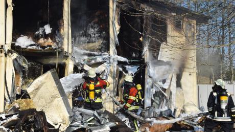 Mehrere Brände an der Asylunterkunft in Höchstädt hielten am Dienstag Feuerwehr und Rettungskräfte in Atem.