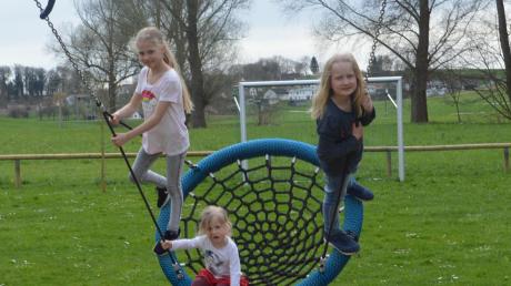 Auf dem Weisinger Spielplatz können Kinder auf so manchem Spielgerät hoch hinaus. Wie hier, von links, Leni, Marlies und Emma. Neben der Schaukel gefällt allen drei die Seilbahn besonders gut. 