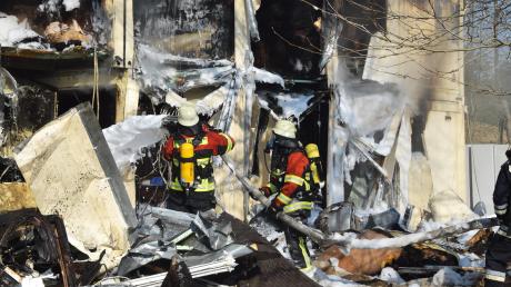 Drei Mal musste die Feuerwehr das brennende Asylbewerberheim in Höchstädt löschen. Der Schaden liegt bei etwa 1,5 Millionen Euro.