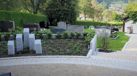 Das neue Urnengemeinschaftsgrab ermöglicht es, Namen der Verstorbenen auf Bronzeschilder einzugravieren (links). Rechts der neue Zuweg. 