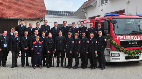 Stolz präsentiert sich die ganze Mannschaft der Freiwilligen Feuerwehr Ziertheim-Dattenhausen mit ihrem neuen Löschfahrzeug. 