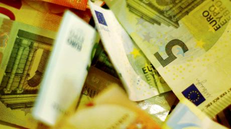 Zwei unbekannte Frauen sollen einem Rentner aus Wechingen etwa 100 Euro Bargeld gestohlen haben.