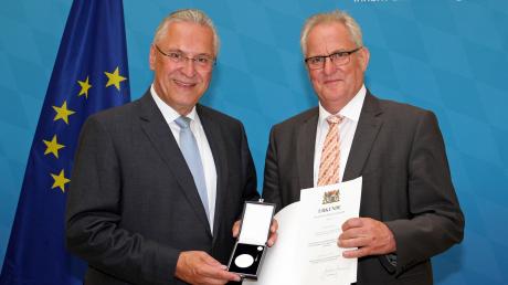 Holzheims Bürgermeister Erhard Friegel (rechts) hat in München von Bayerns Innenminister Joachim Herrmann die kommunale Verdienstmedaille in Sllber überreicht bekommen.