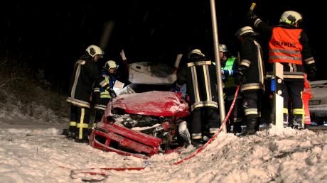 Für die Feuerwehren aus Syrgenstein und Bachhagel war es ein dramatischer Einsatz: Im Januar 2016 stießen auf der Syrgensteiner Umgehung auf spiegelglatter Fahrbahn zwei Autos zusammen. Eine 58-Jährige starb noch an der Unfallstelle. Eine Versicherung zweifelte nun die Verhältnismäßigkeit des Einsatzes an. 