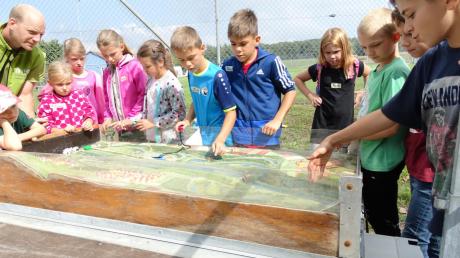 An Flusslandschaftsmodellen konnten die Kinder in Finningen realistisch Hochwasser und Überschwemmungen nachvollziehen. 	<b>Foto: Paul Heim</b>
