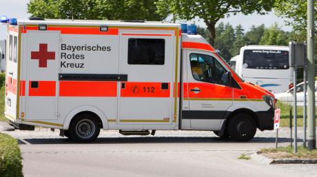 Ein 32-Jähriger Arbeiter eines Oberndorfer Betriebs musste nach einem Unfall ins Krankenhaus gebracht werden.