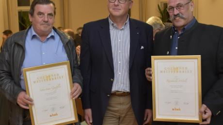 Sebastian Gufler (links) und Reinhold Wörle (rechts) haben im Rahmen der Innungsversammlung der Zimmerer der Landkreise Dillingen und Donau-Ries den Goldenen Meisterbrief erhalten. 	