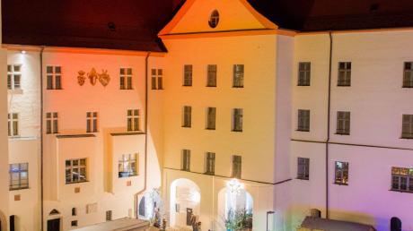Eine zauberhafte Atmosphäre bietet der Dillinger Christkindlesmarkt im Schlossinnenhof und im Schlossgarten. 