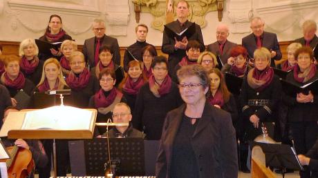 Die Dirigentin Heidrun Krech-Hemminger (Mitte) und die glanzvoll auftretende Liedertafel Haunsheim beim Adventskonzert in der Dreifaltigkeitskirche. 	
