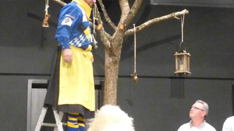 Die Zöschinger Heuberghexen (auf dem Foto Zunftmeister Matthias Krass) haben ihren Narrenbaum aufgestellt. 