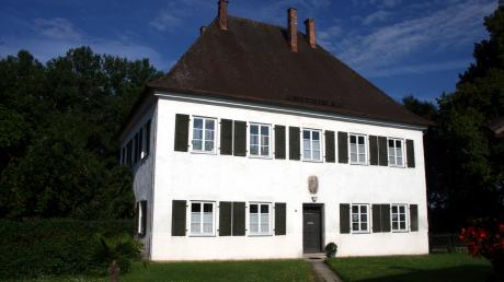 Das Ziertheimer Pfarrhaus wurde 1719 erbaut. Bis zum Jahr 2007 war es im Eigentum des Fürsten von Thurn und Taxis.