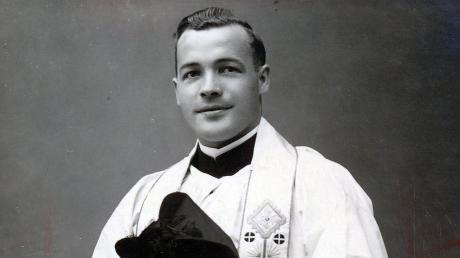 Das Bild zeigt Pfarrer Josef Bartl im Jahr 1937. 
