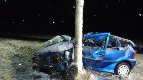Eine 19-Jährige ist bei einem Unfall am Sonntagabend mit ihrem Wagen an einen Baum geprallt.  	