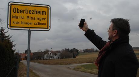 Peter Sporer auf der Suche nach einem Mobilfunknetz in Oberliezheim. Nicht nur dort hat man kaum Empfang.