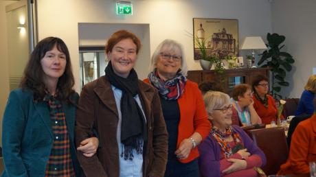 Dr. Felicitas Söhner (Mitte) gestaltete einen interessanten Vortrag zum Thema 100 Jahre Frauenwahlrecht. Links von ihr die Frauenbeauftragte der SPD im Unterbezirk Dillingen, Johanna Schlögl, rechts Organisatorin Vera Schweizer.  	
