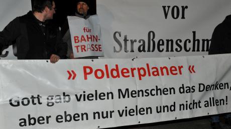Beim Besuch des Umweltministers Thorsten Glauber (FW) in Gremheim protestierten Polder-Gegner gegen die geplanten Hochwasserbecken im Landkreis. 
