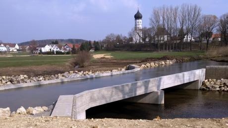 Hier fließt ein Fluss über einen Fluss: Der Kreuzbau für Riedegau und Egau ist fertig – deutlich früher als erwartet. 	