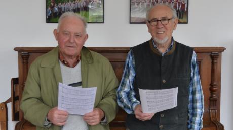 Der Eppisburger Männerchor „Sängerlust“ feiert sein 100-jähriges Bestehen. Robert Munz (rechts) und Johann Mayr proben schon seit knapp 60 Jahren jeden Freitag in der alten Schule in Eppisburg. 