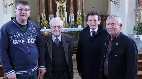 Beim Ortstermin: (von links) Kirchenpfleger Richard Sing, Monsignore Josef Philipp, Stimmkreisabgeordneter Georg Winter und Ernst Linder. 	