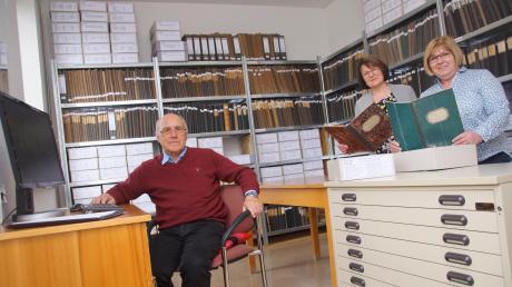 Sie haben das Ziertheimer Archiv aufgebaut. Von links: Eugen Zacher, Doris Baumann und Antonie Schiefnetter. 
